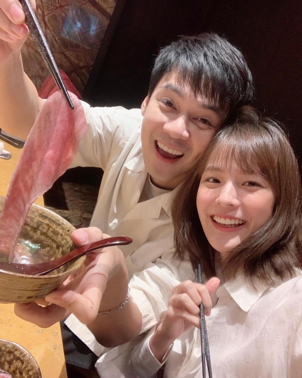 近日dan&pattie在youtube发布视频,视频中两人打电话咨询大师两人结婚