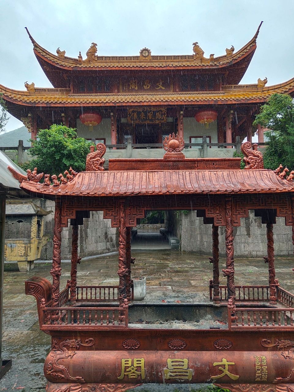 在凤凰坞村,不仅可以参观中美合作抗战纪念馆,萧山抗战纪念馆等,还有