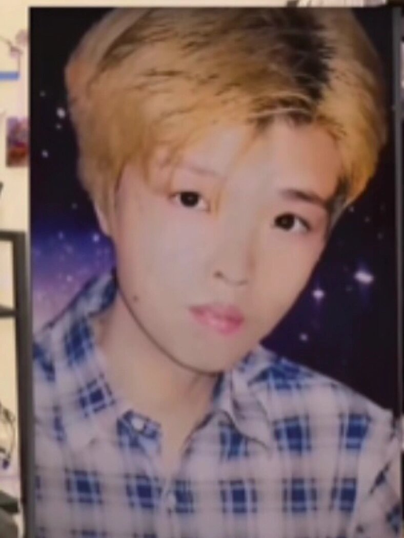 狼爷年轻的时候是有点帅气在身上的,左滑看 狼爷年轻照片