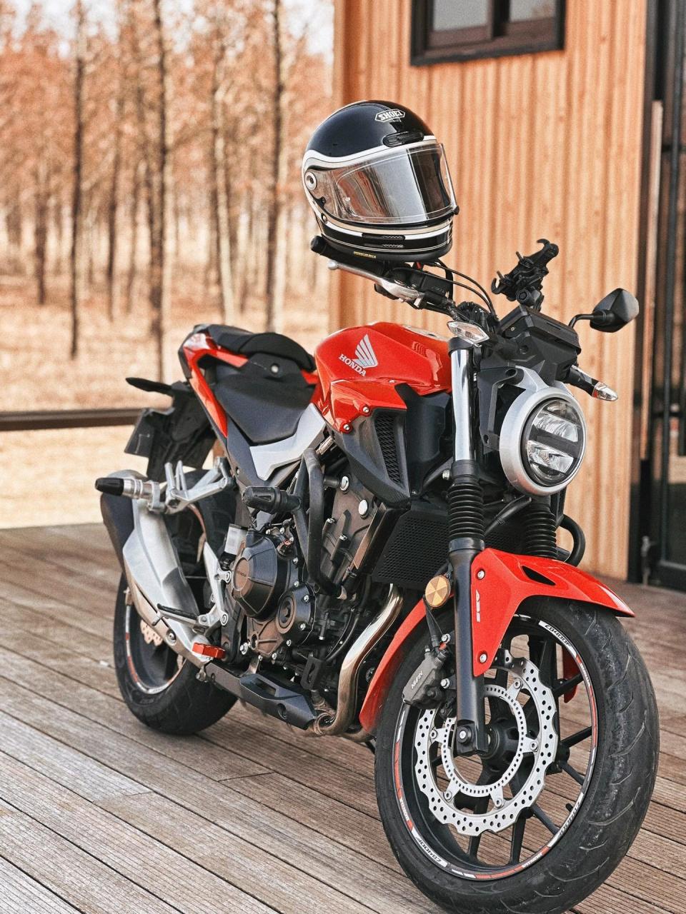 本田 cb400f采用直立双缸399排量水冷发动机, 前后双通道abs  整车led