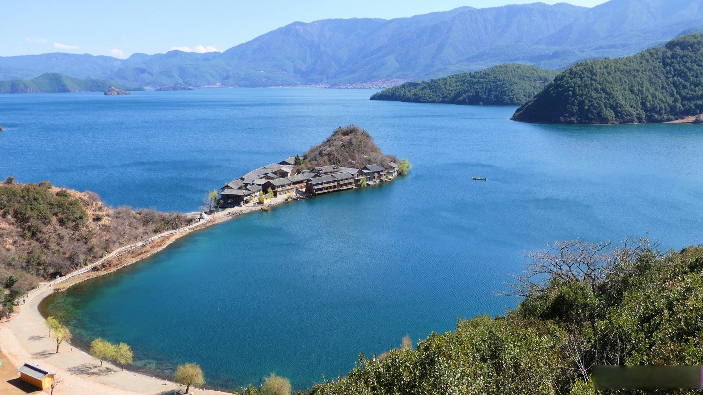 泸沽湖里格岛图片