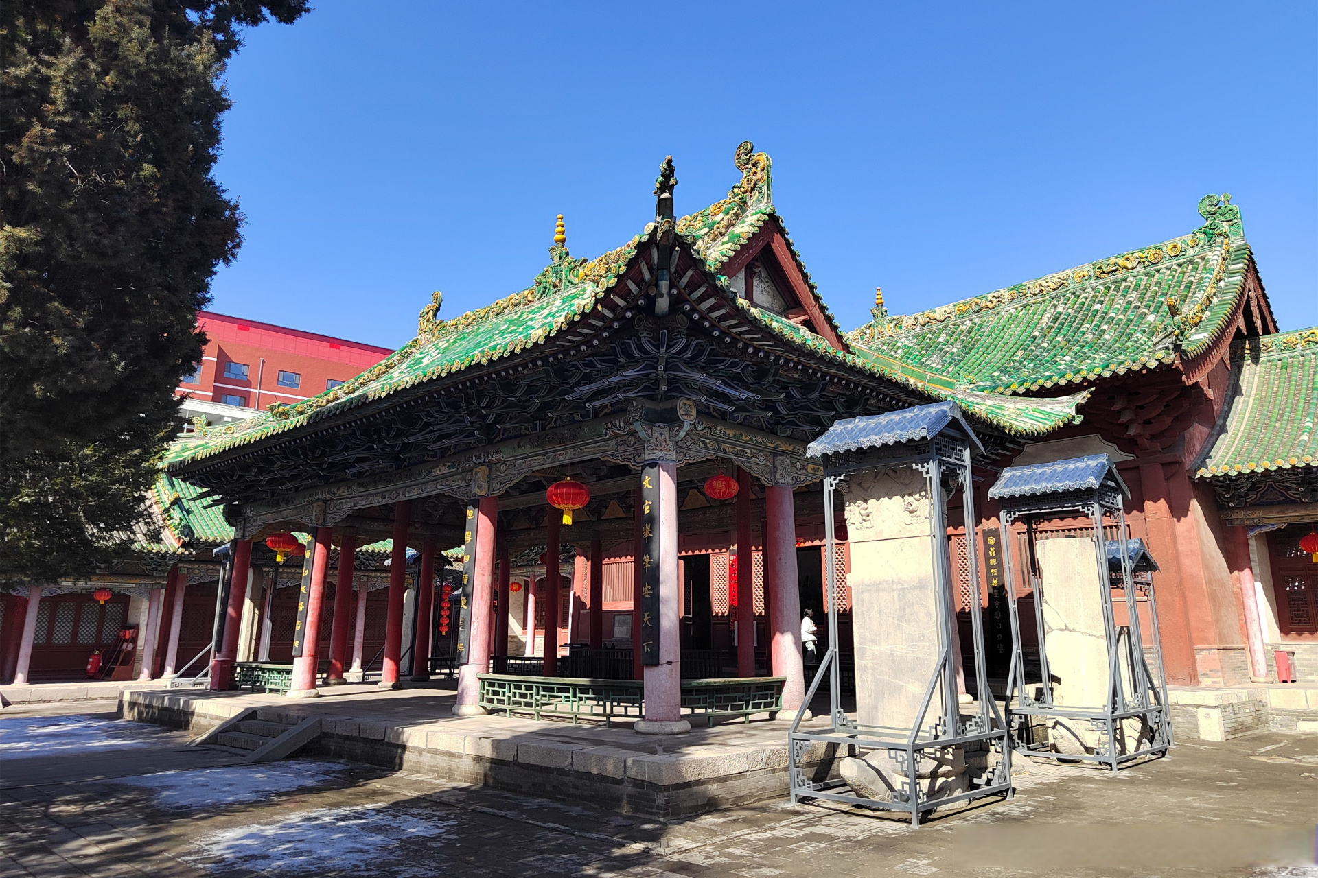 在山西省长治市潞州区东大街北侧的庙道巷内,矗立着潞安府城隍庙建筑