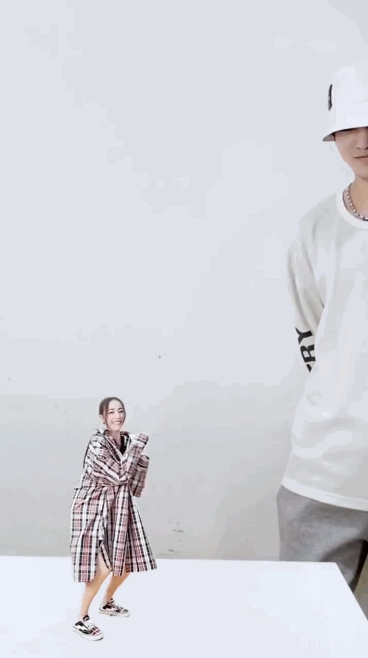 迪丽热巴的最新搞怪视频# 迪丽热巴  vs 迪丽冷巴