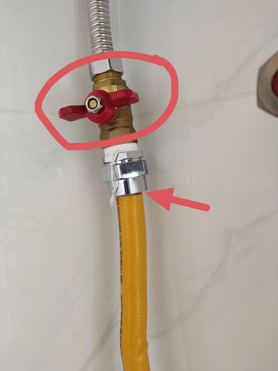 燃气热水器和燃气管之间的阀门拧不动怎么办 家里天然气改造后热水器