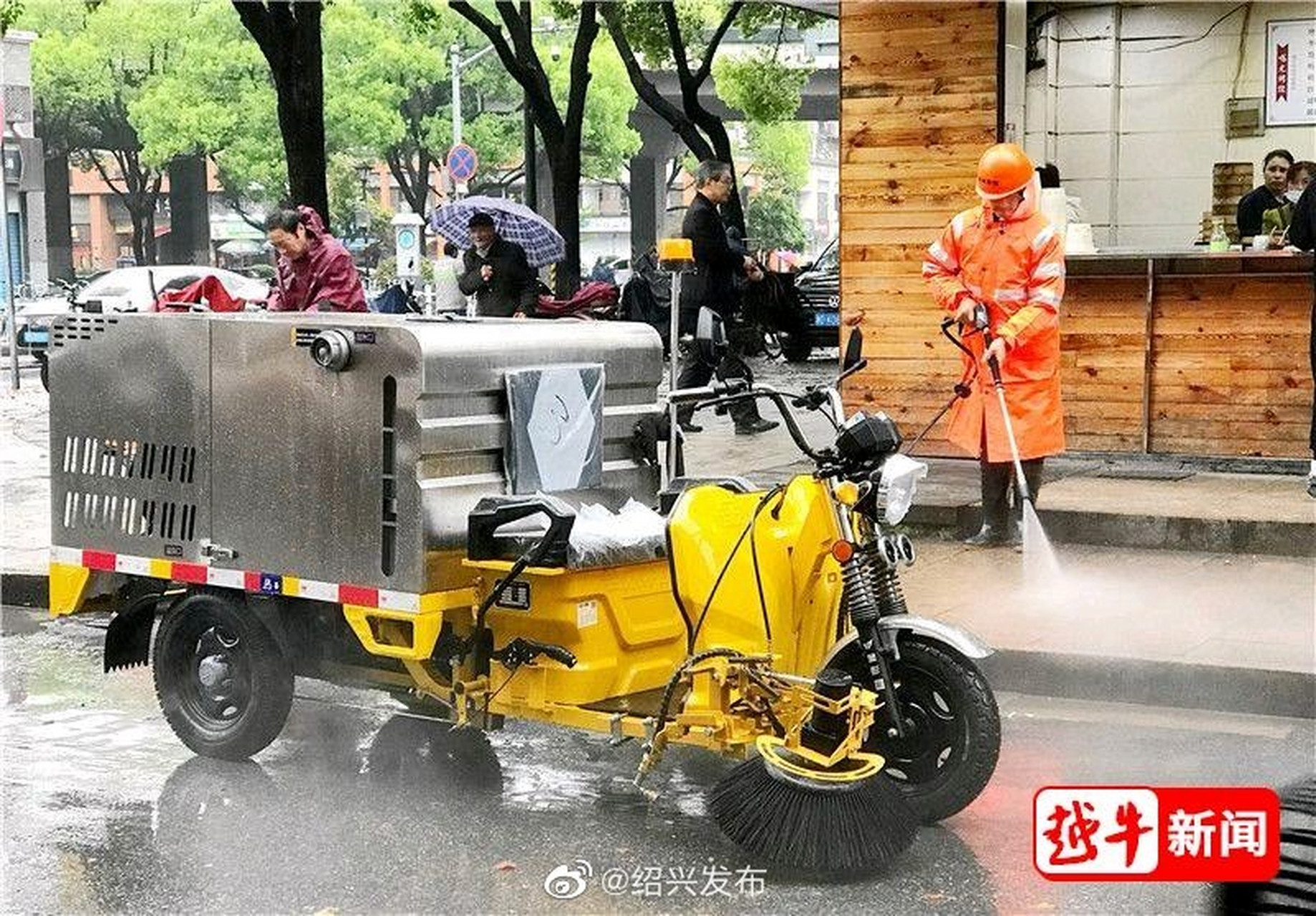 绍兴越城358条背街小巷将迎来新变化】油污冲洗,杂草拔除,垃圾收运