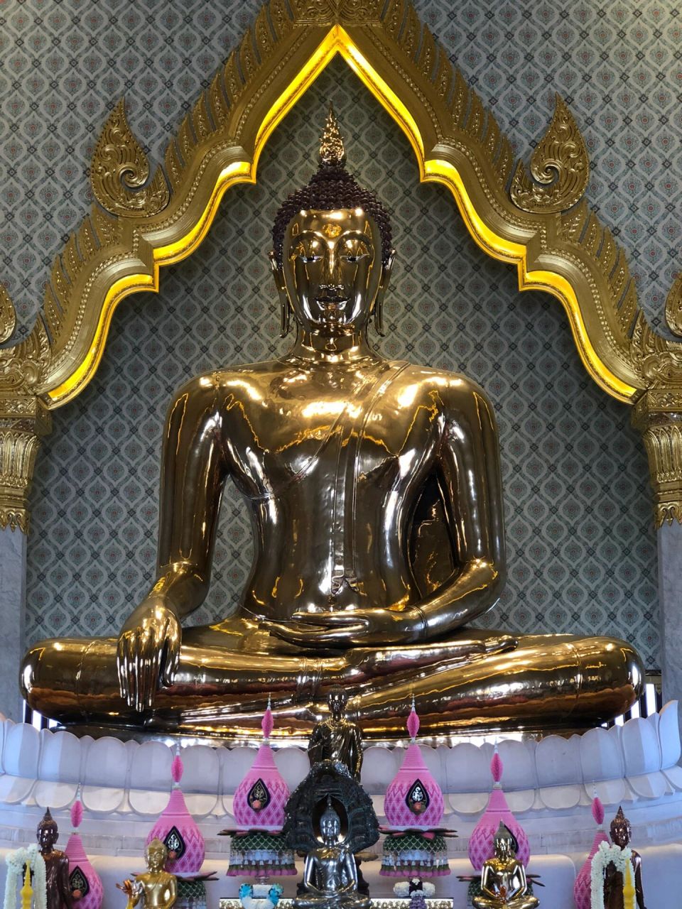 曼谷不可错过的金佛寺 曼谷的金佛寺位于hua lamphong 火车站西南面的