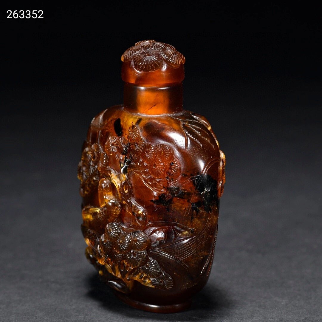 清代 老琥珀"松鹤延年"鼻烟壶. 规格:高9.5cm宽6.5cm重92g