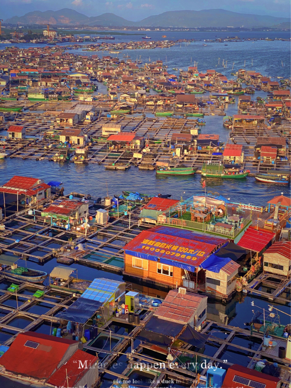 疍家渔排位于海南省陵水县新村镇新村港的海面上,港内南北长4公里