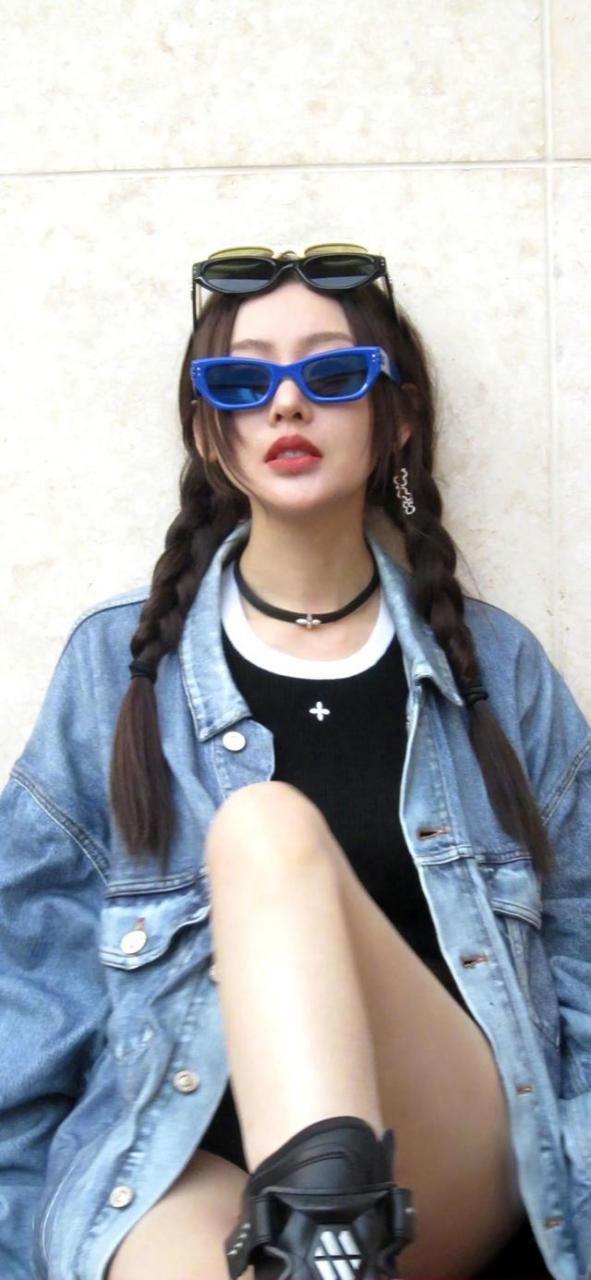 张天爱墨镜麻花辫牛仔酷感穿搭壁纸图片