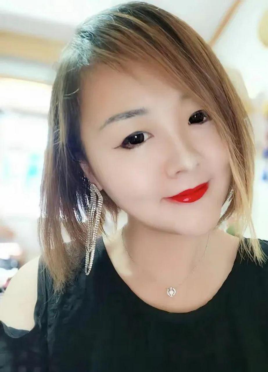 《超级女声》杭州赛区的前超女胡叶新发布最新自拍.