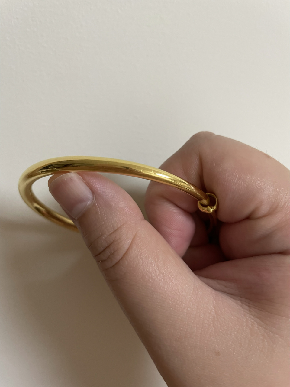 04克金镯子,2021年3月2日买的时候金价468,总价两万四不到.