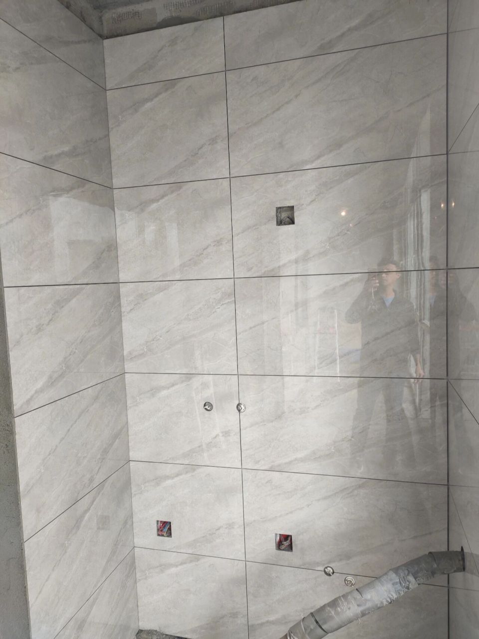 浅灰色瓷砖贴阳台墙面更显高级感 业主一家人经过投票的方式最后选择