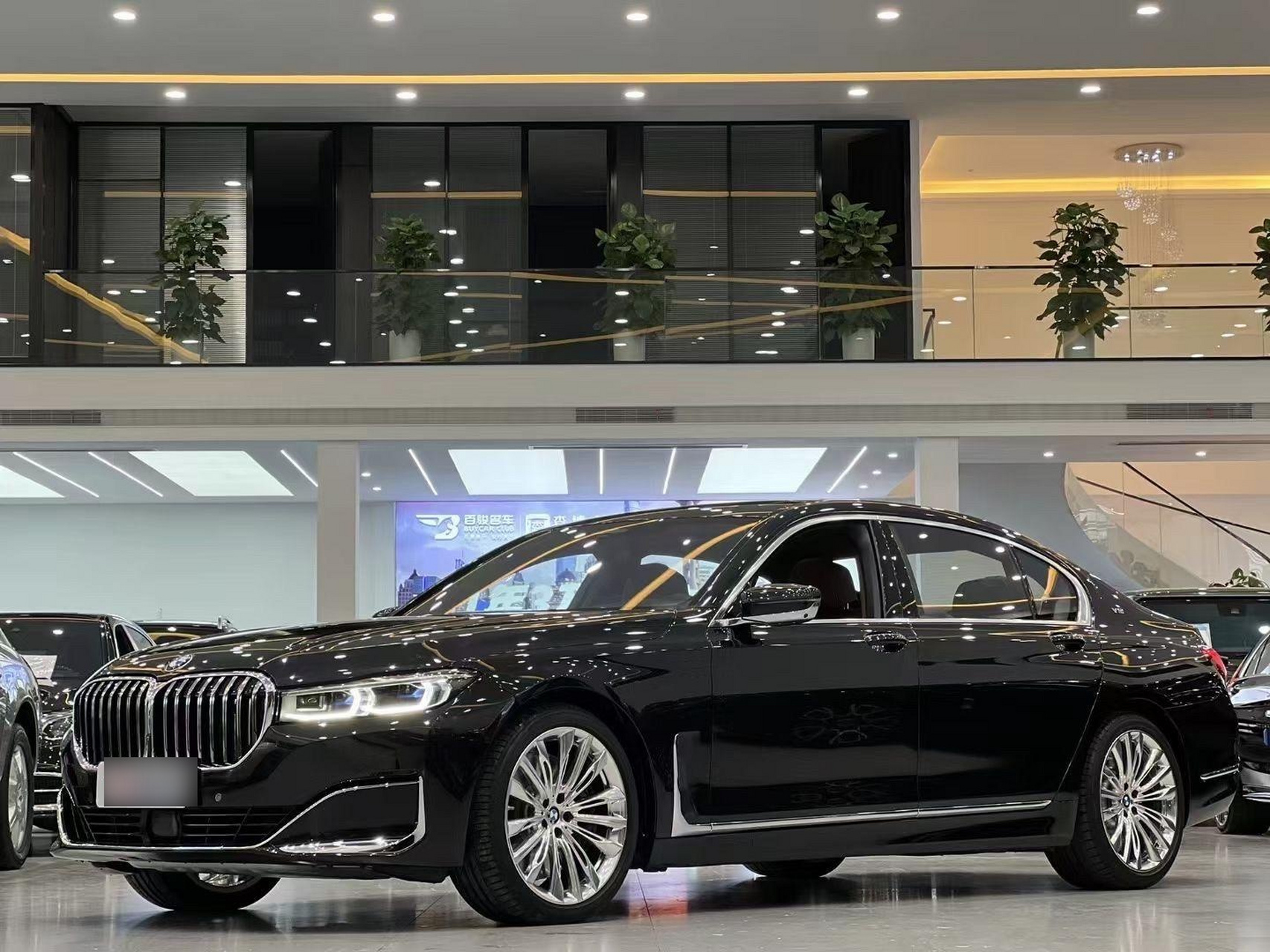 宝马760li,搭载v12  6.6t劳斯莱斯同款发动机 2020年11月,3.