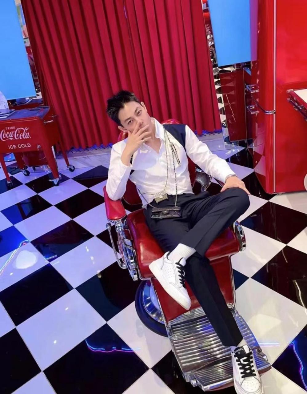 前不久阿娇被拍到与同性女友亲吻,逛街的画面,大家