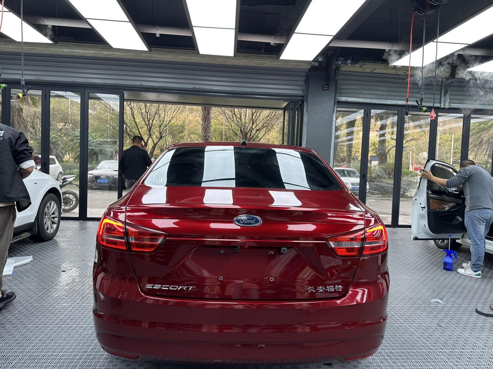 福特福睿斯改色液态龙血红 质感满满的红色天花板来啦～ 它有一个特别