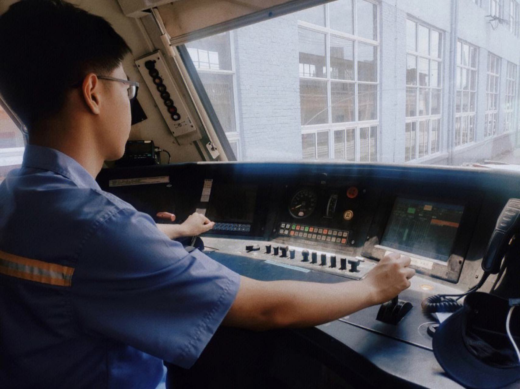 火车司机系列简章(j5内燃机车 ,j6电力机车司机  ,l3轨道车司机) ◆电