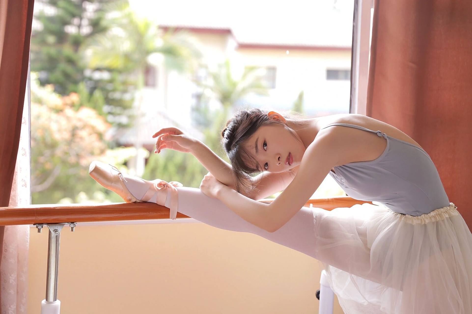 芭蕾的优雅|日系写真|珠海约拍 这套淡蓝色的芭蕾舞练功服穿起来特别