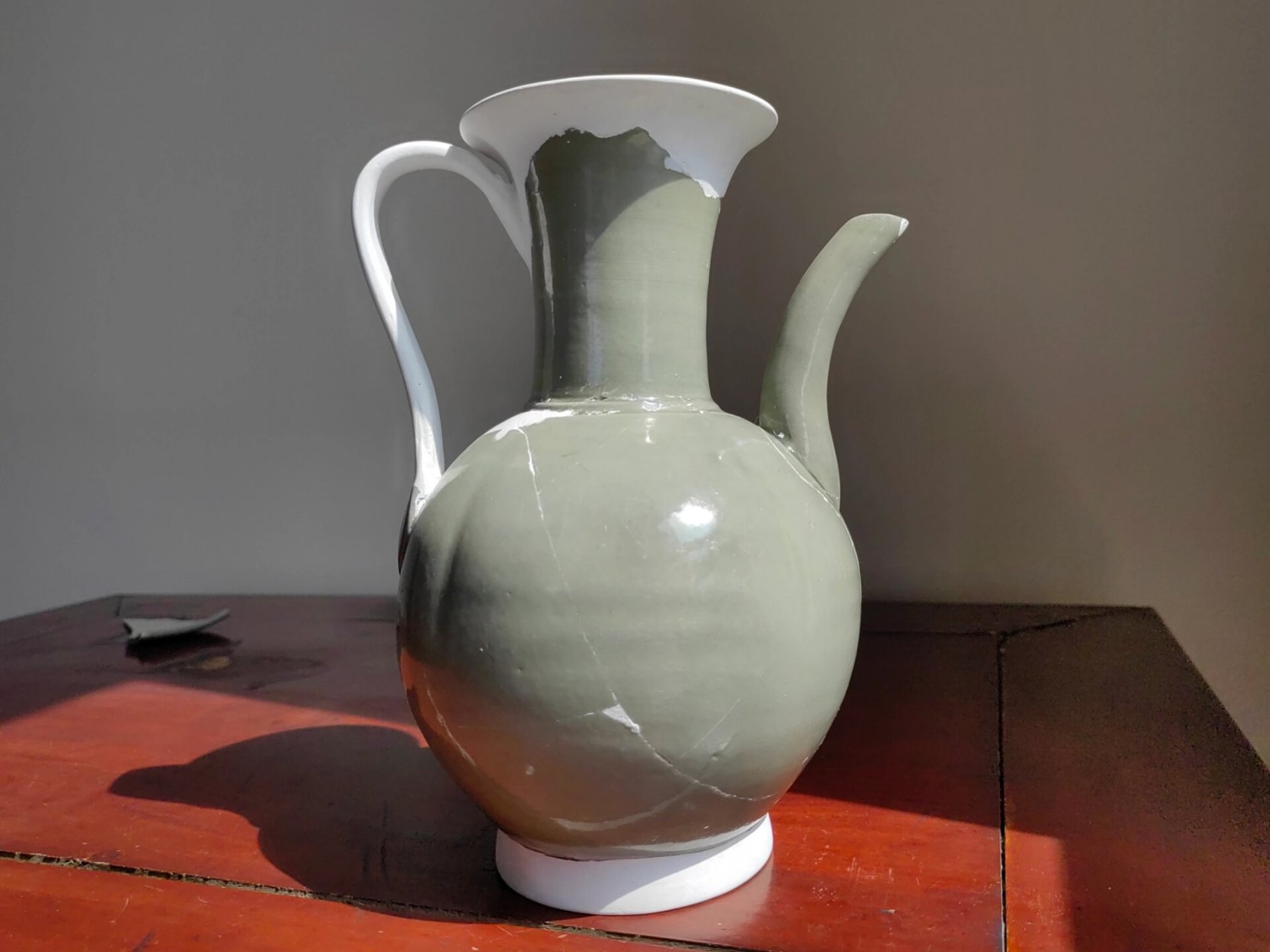 五代越窑秘色瓜棱执壶 此壶曾经在苍南县博物馆展览过,器物高档,颜色