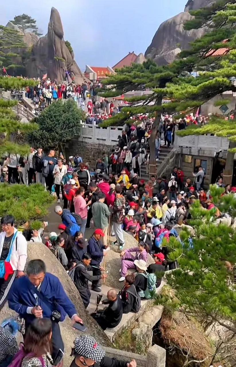 这次五一黄山大量游客因为没订到酒店,在光明顶的厕所过夜引起好多人