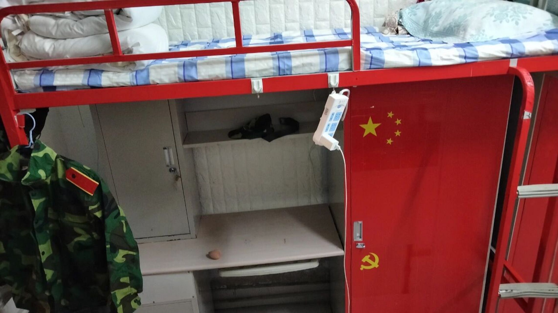 长春建筑学院宿舍 桌子上不能有东西那么上床下桌的桌子有什么用呢?