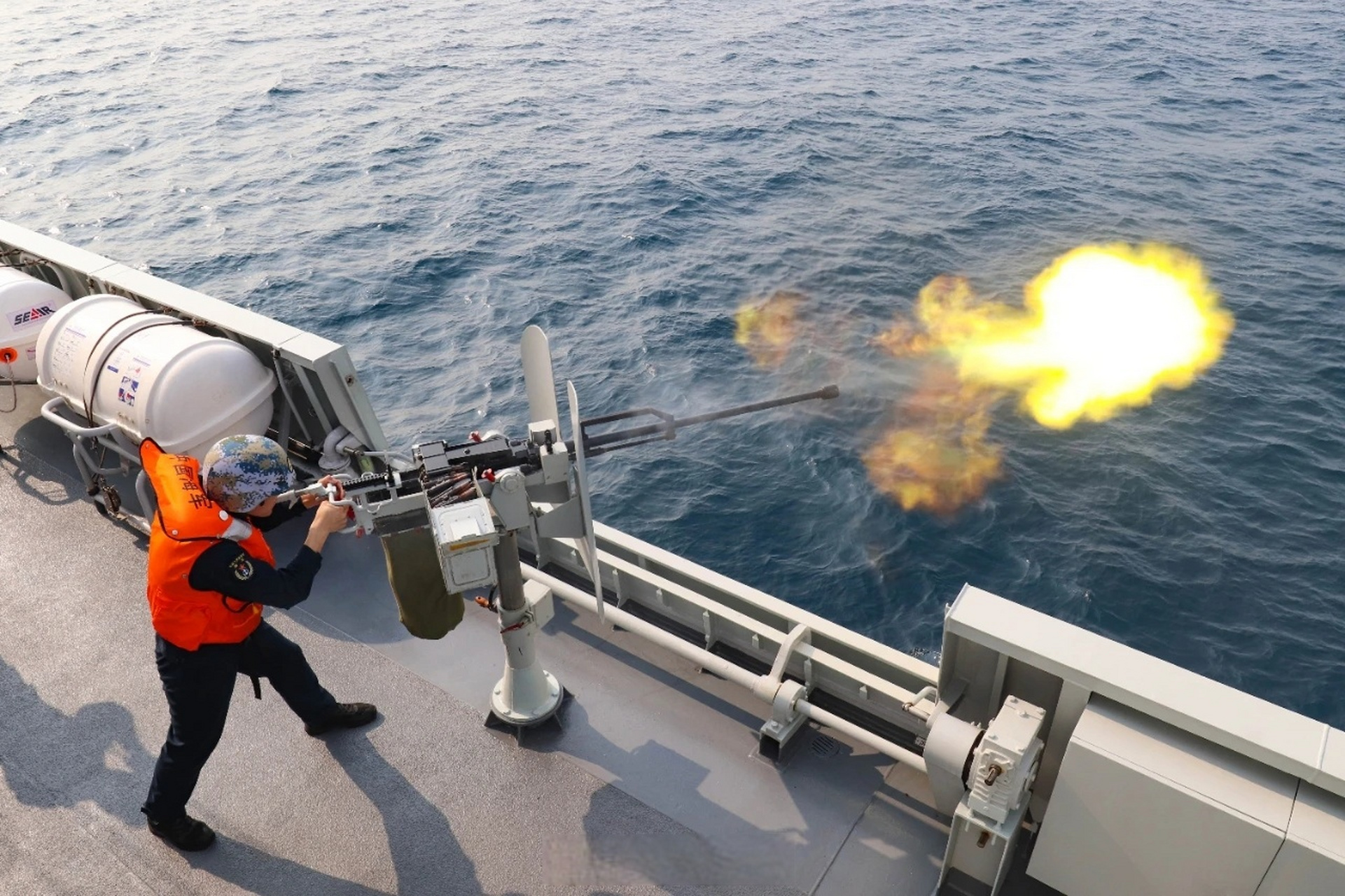 056型护卫舰装备的14.5mm机枪,14.