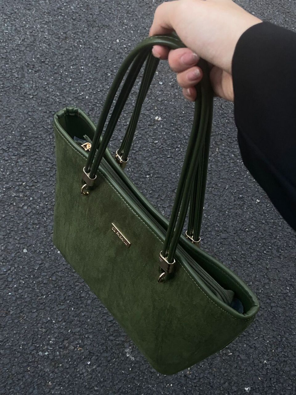 这个复古墨绿色好绝啊 面料是麂绒皮那种 质感特别好 背上身真的很显