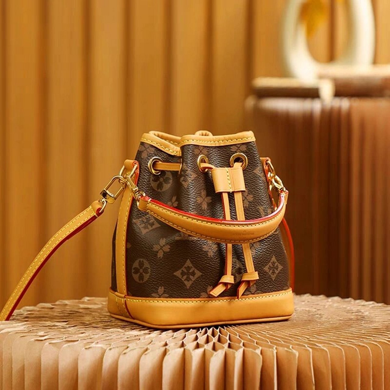 lv2023新款真皮女包老花抽带水桶包百 lv2023新款真皮女包老花抽带