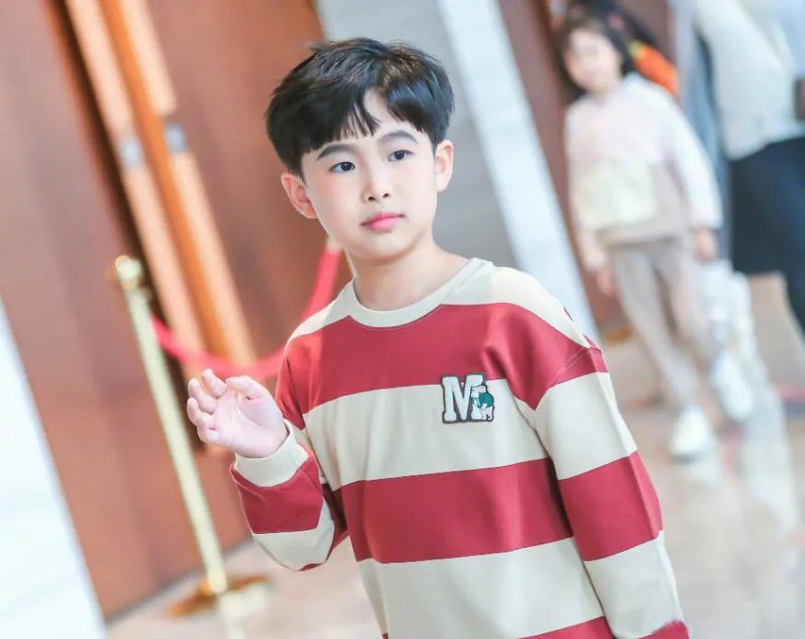 易烊千玺弟弟楠楠走秀照,怎么感觉那么像汪苏泷[笑哭][笑哭]