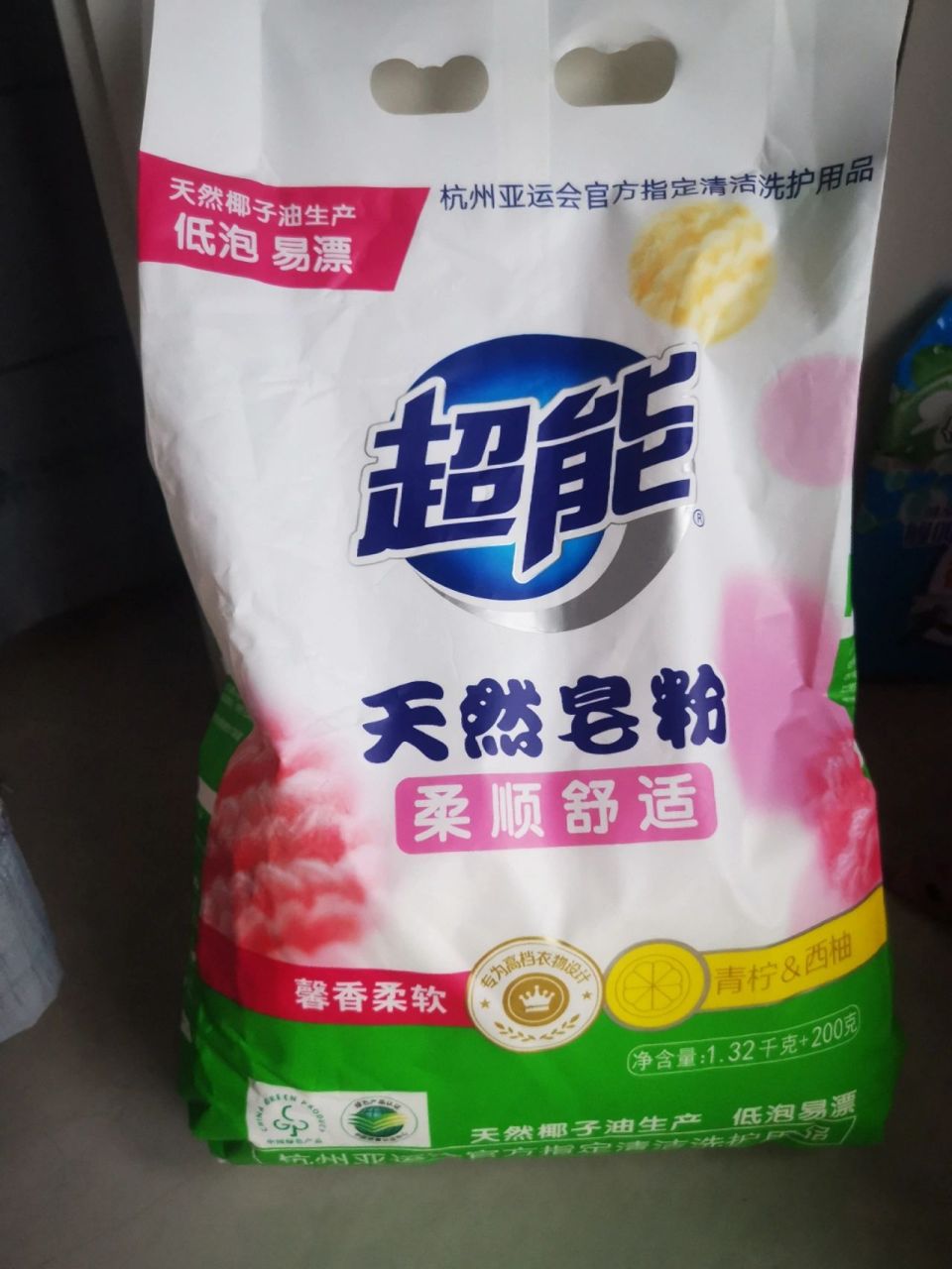 以前都是用超能的洗衣粉,跟着在网上买了一袋立白大师香氛,洗完后衣服