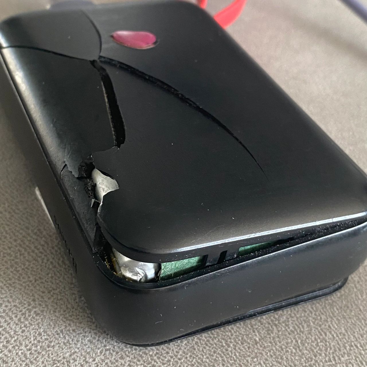 05 用了两年的充电宝,之前摔倒过地上,后盖裂开了.