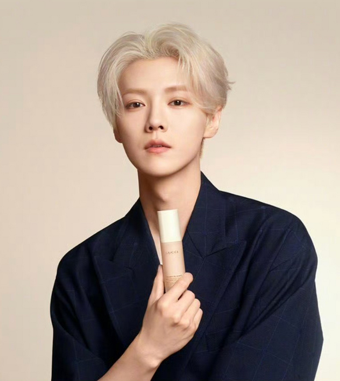 网友热议陈哲远和鹿晗长得很像,但和鹿晗相比脸不够精致有点肿,像馒化