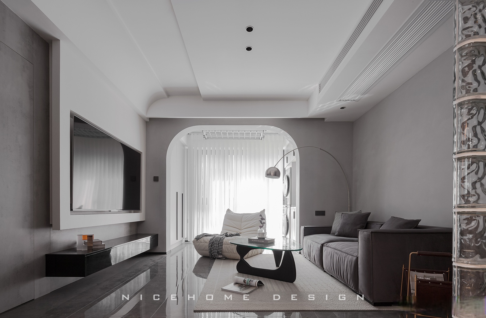 屋主偏爱性冷淡风,所以本案整体空间都用比较克制的灰色调,圆弧造型