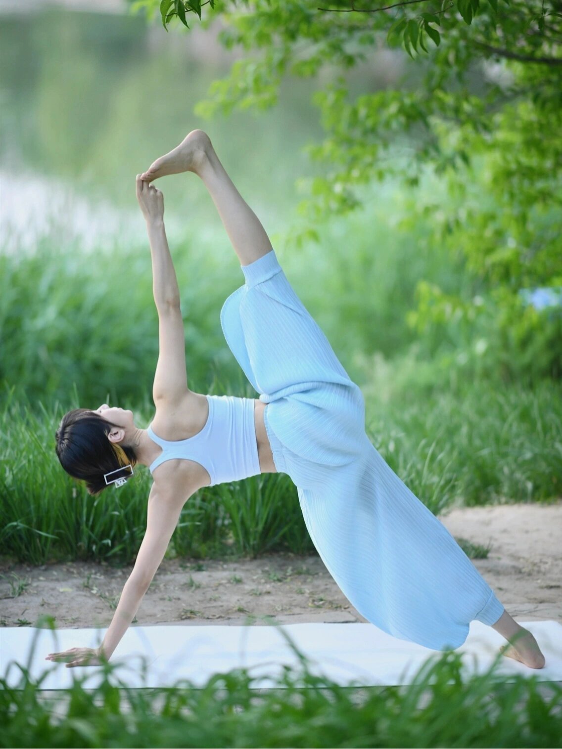 户外瑜伽|瑜伽美图|总有风吹不散的认真