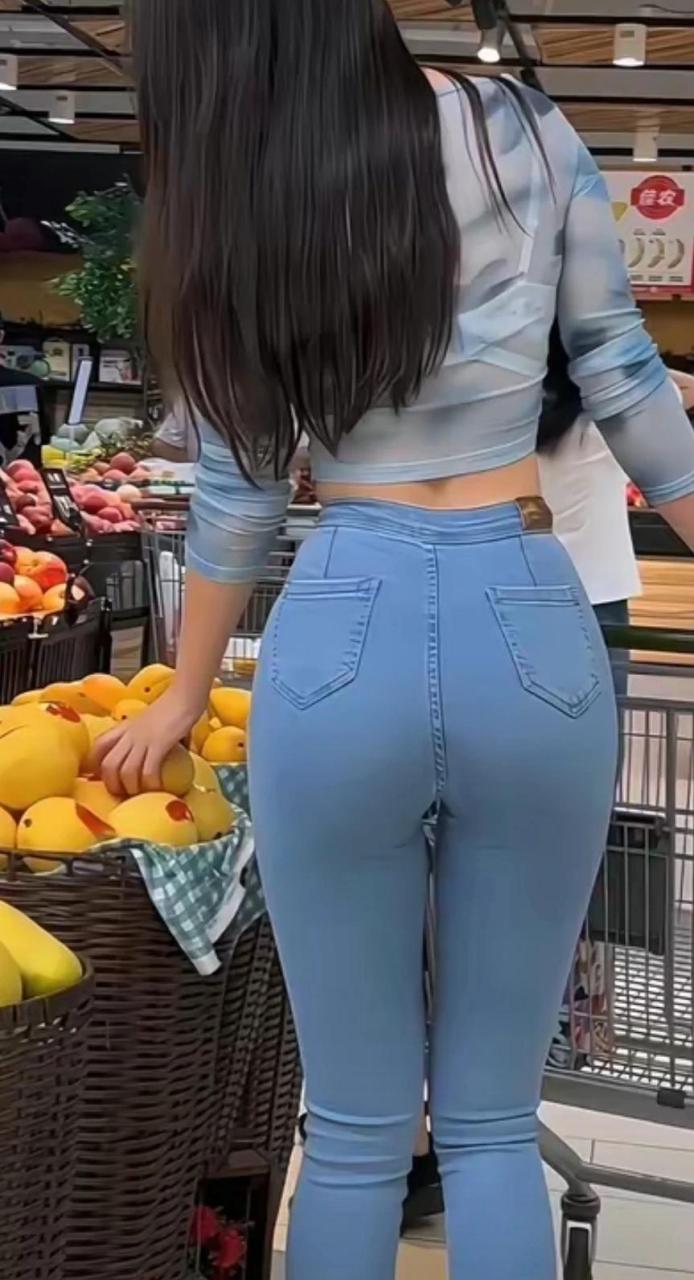 这人不得一米八啊,还是前面的大姐太矮了?还是拍照的角度有问题?