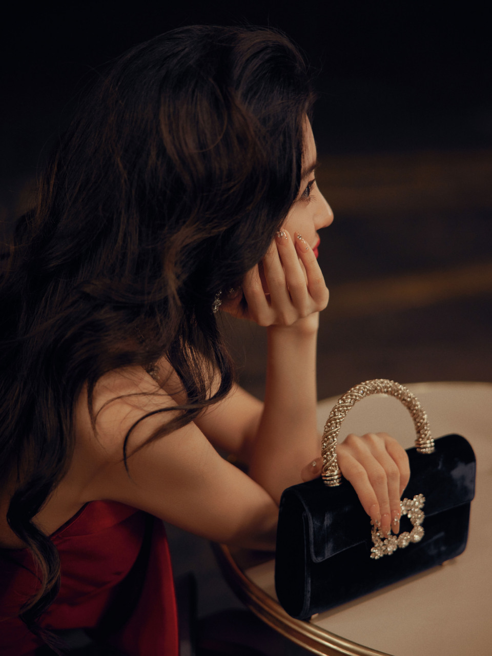 angelababy开衩抹胸红裙写真组图:中国红长裙摇曳点燃浓郁黑夜,赤色