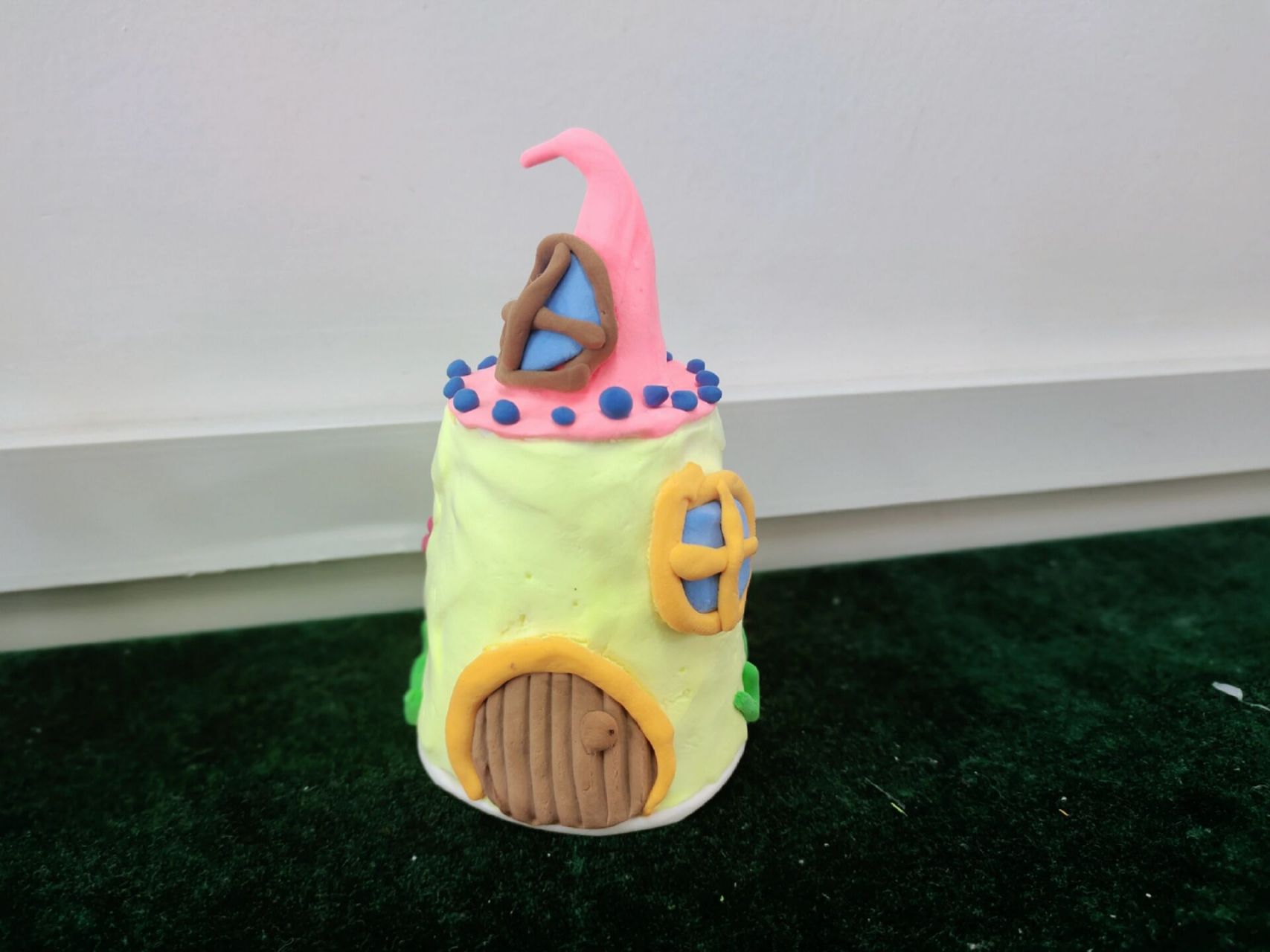 创意美术/ 《纸杯黏土房》 今日作品: 96《纸杯黏土房》 所需材料