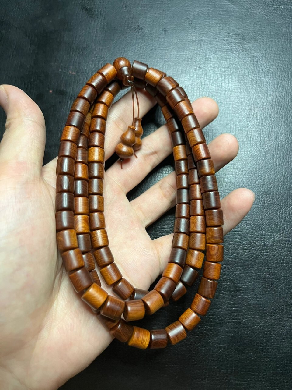 天然太行崖柏黑油手串的特点 黑有料是崖柏手串中比较受欢迎的一种