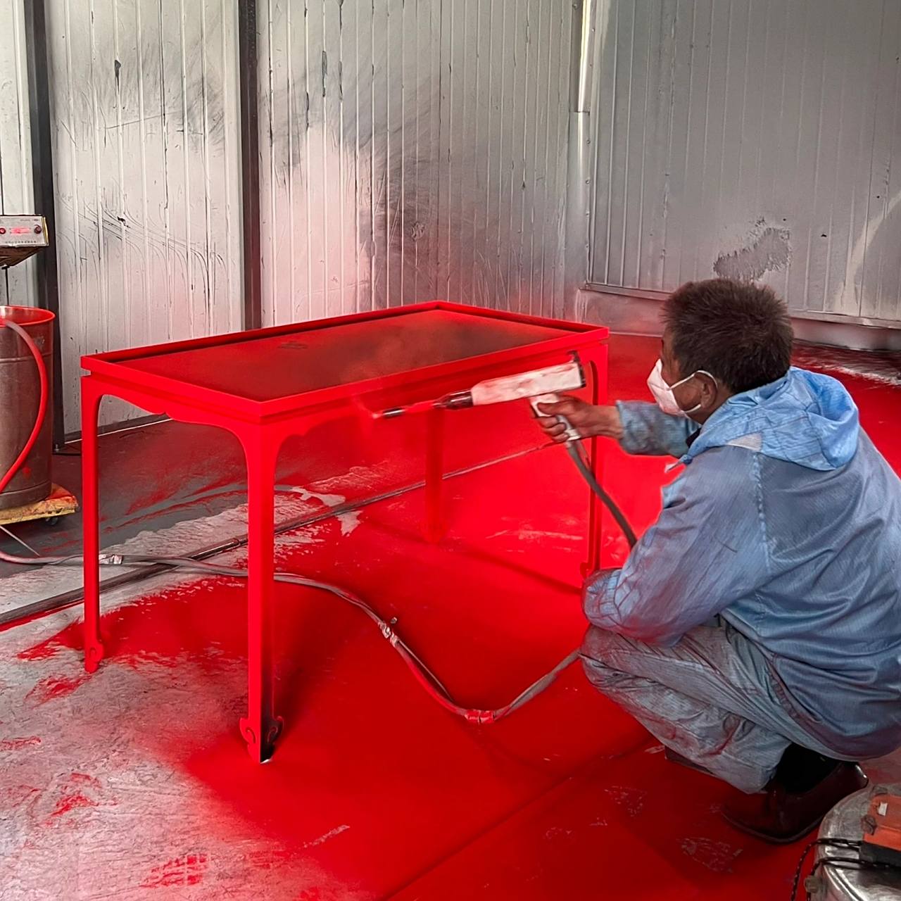 有一种工艺叫喷塑 喷塑,即静电粉末喷涂,金属表面装饰处理技术.