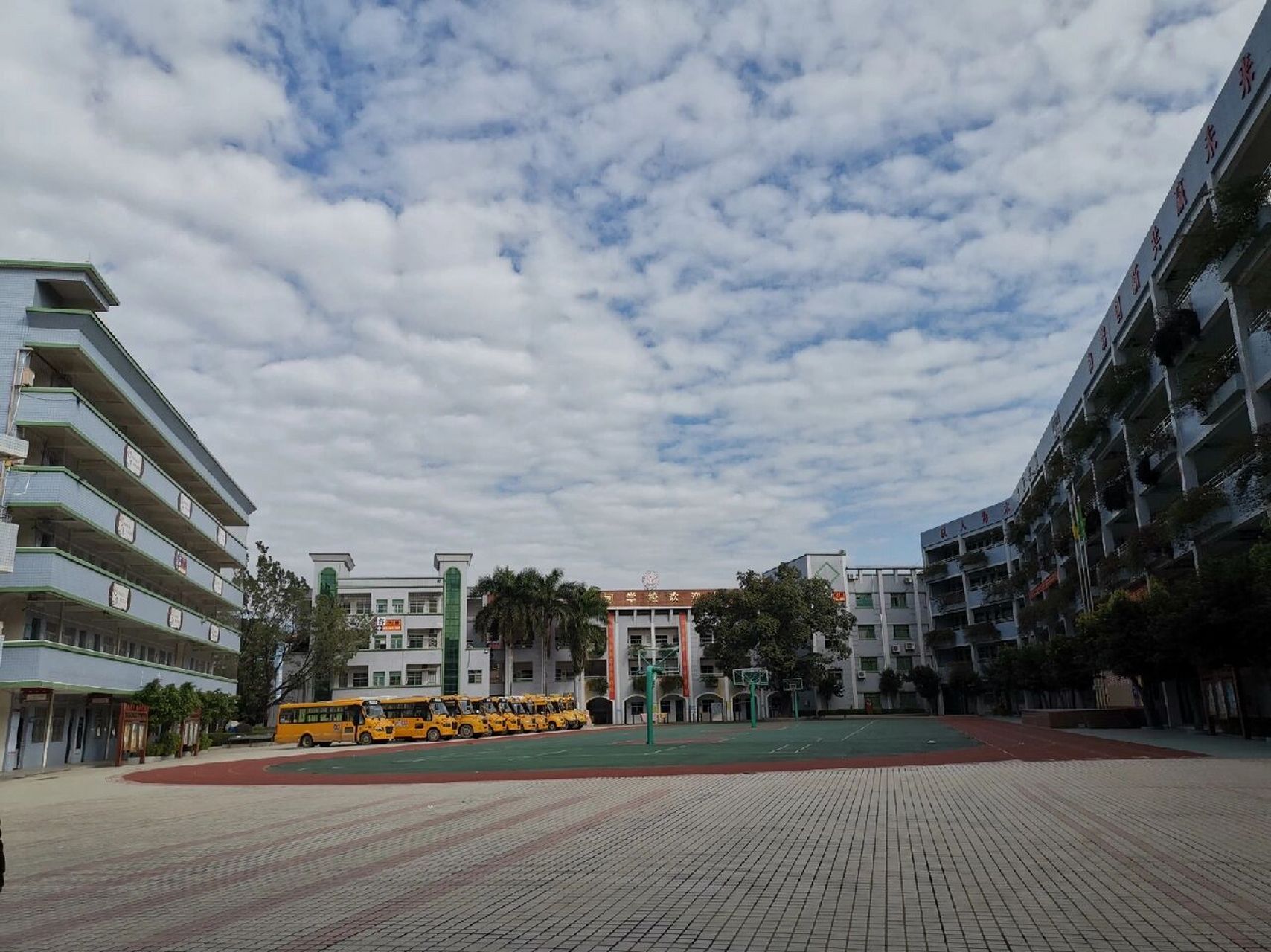 清溪银河学校,民办,正在转型中.学生有2600人左右,9年一贯制学校.