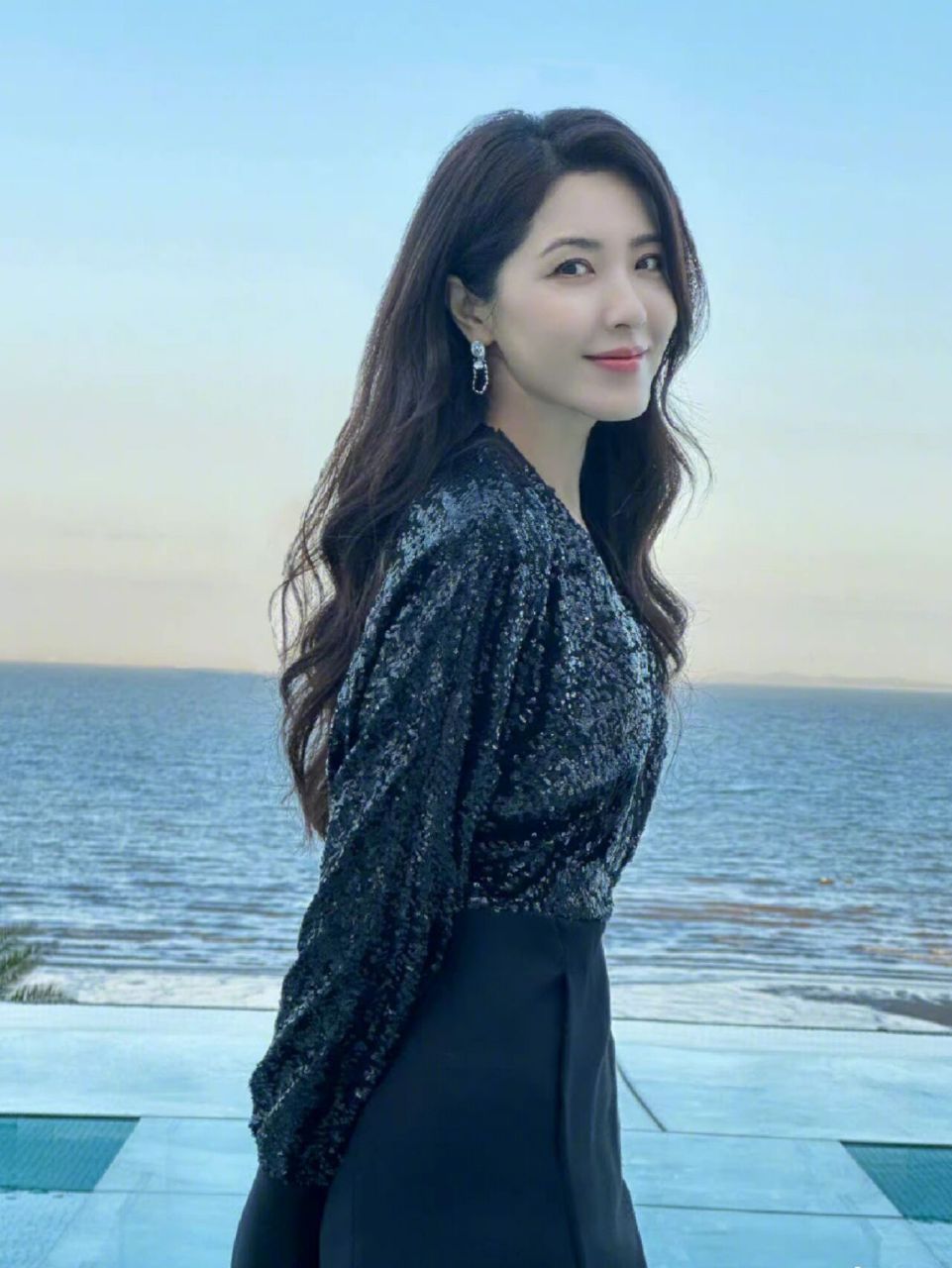 曾黎93  照片已经灰常漂亮了,视频漂亮一百倍! 我是狂热粉