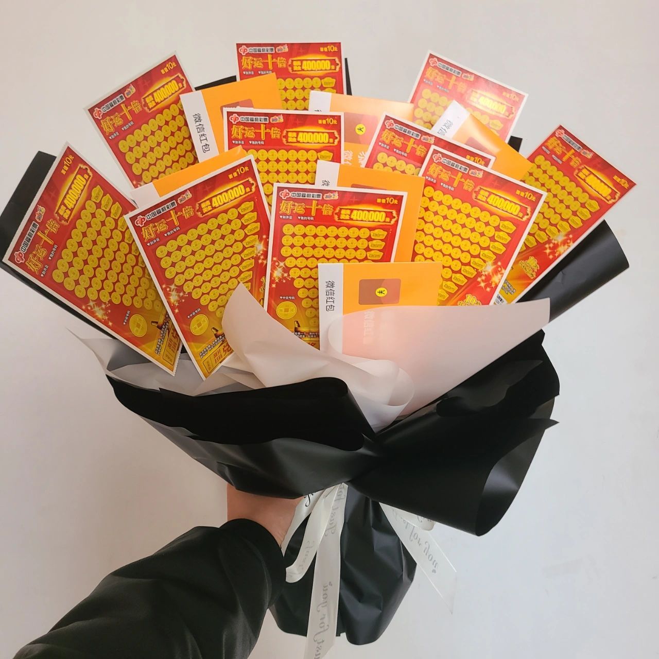 最近很火的彩票刮刮乐花束教程来啦~ 材料很简单~制作也很简单~  首先