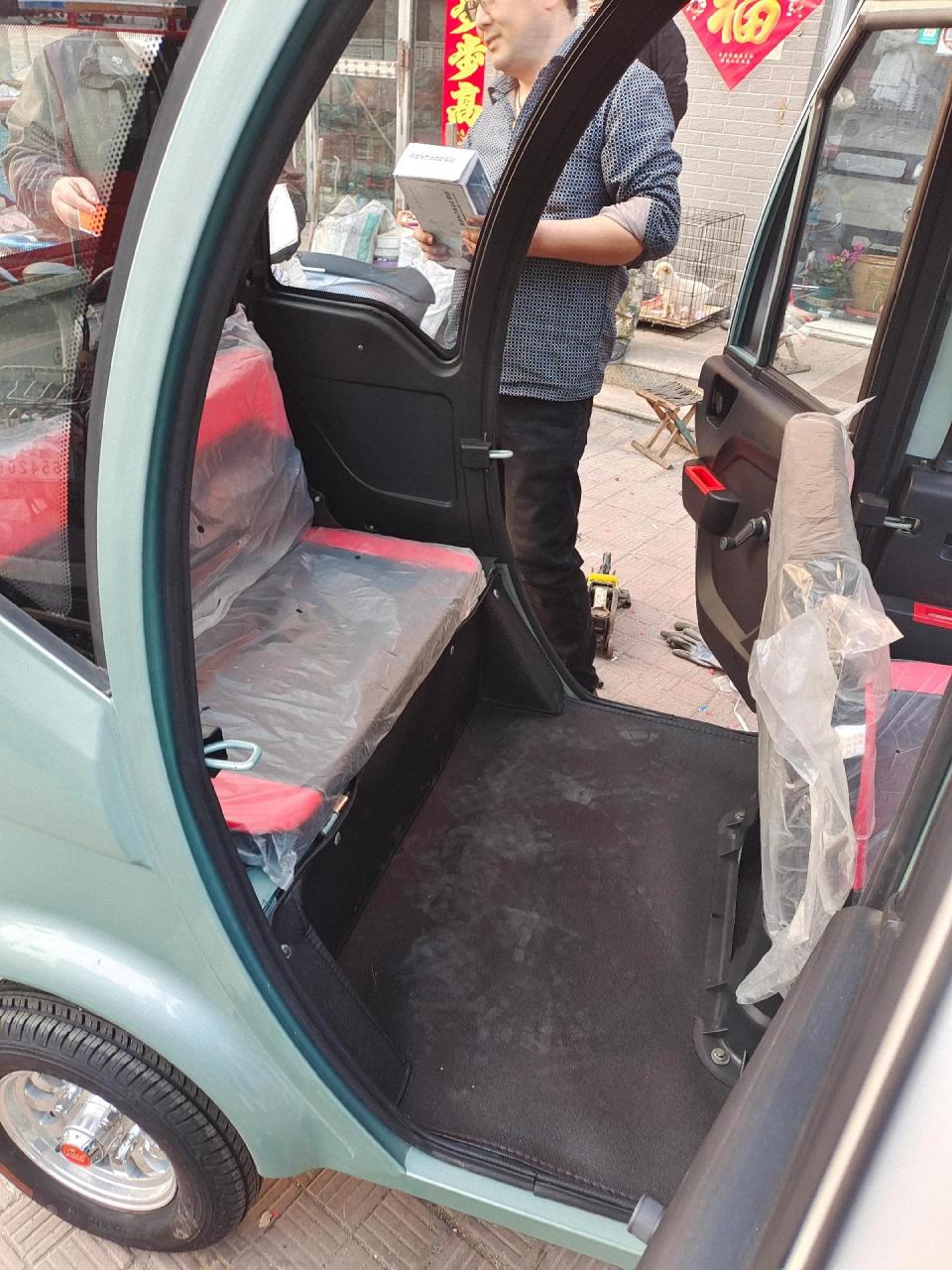 金迪高端五门三轮电轿走一辆,有路权能上牌,大空间,后座能放平,拉货也