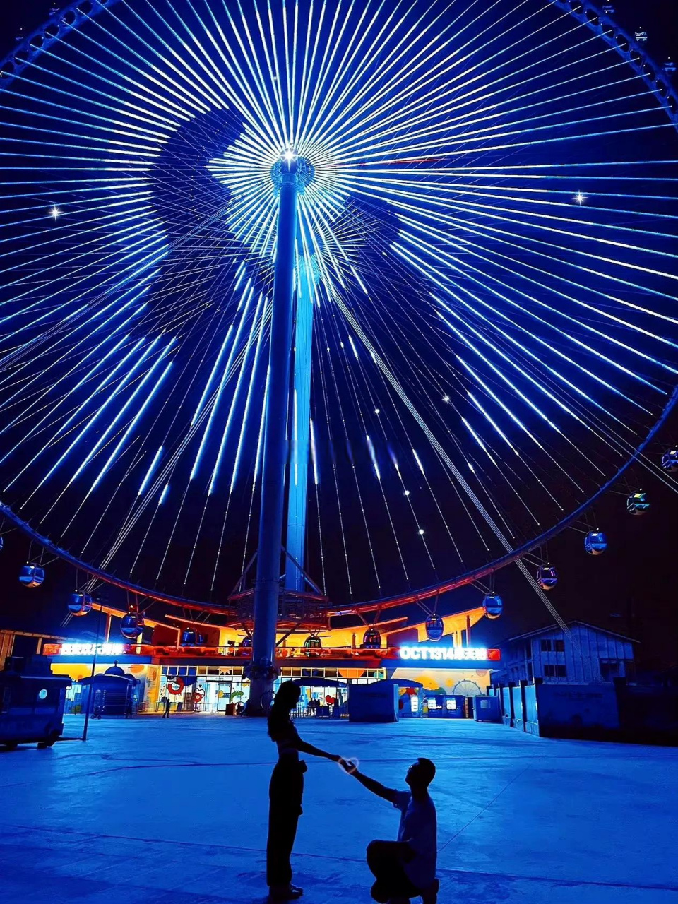 安徽合肥  合肥正大广场的摩天轮,灯光全新升级,转一圈13分14秒,真是