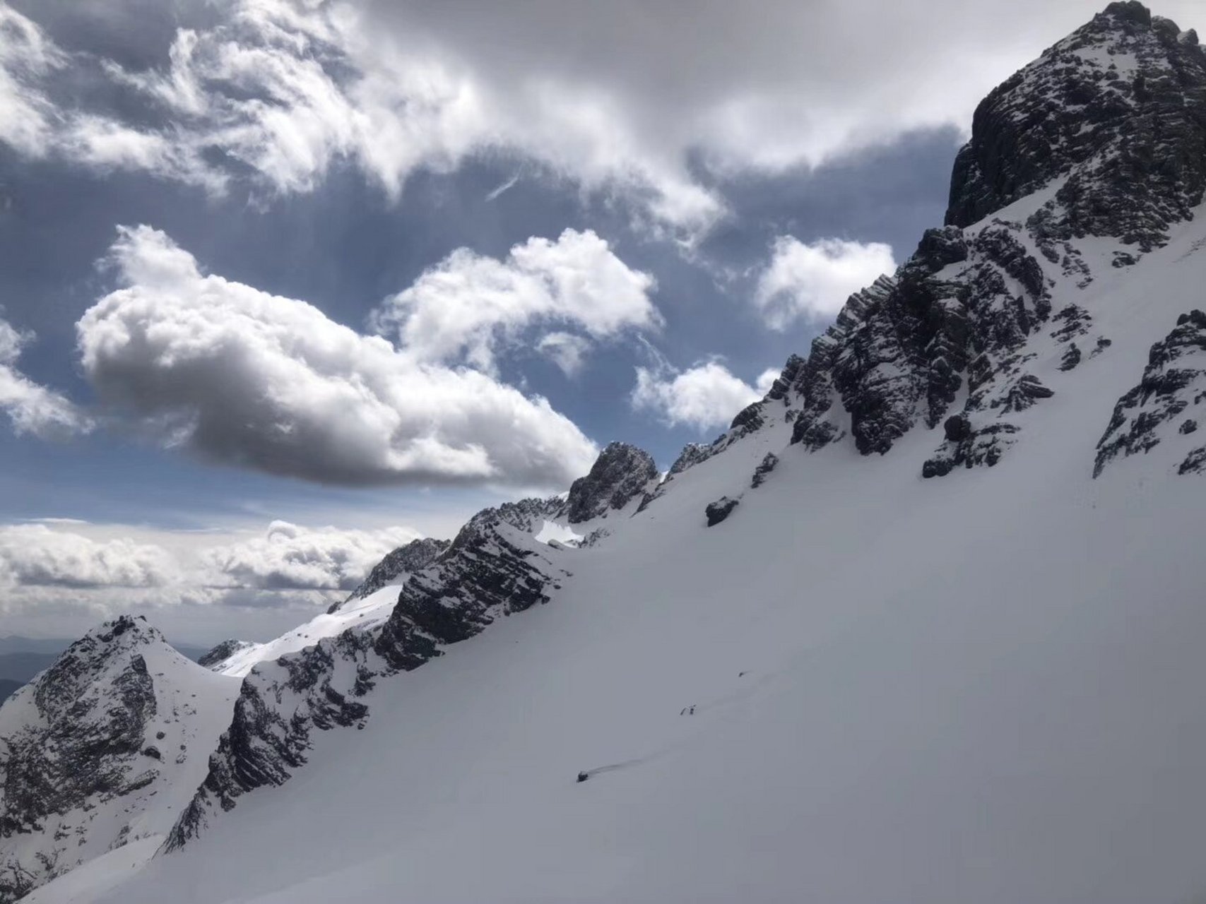 玉龙雪山位置在云南省丽江市境内,地处东经100°4′2″～100°16′30