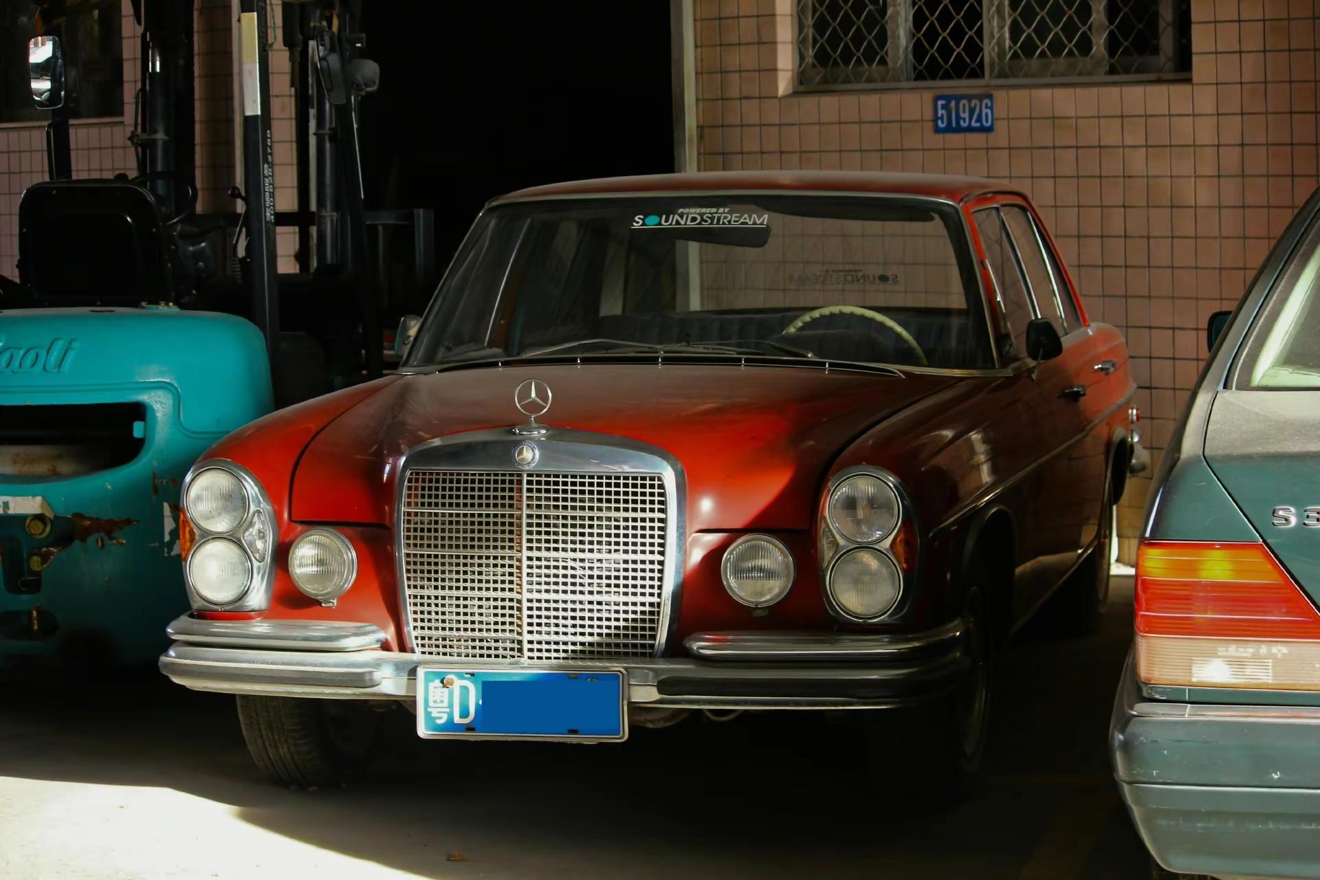 1965年8月,奔驰推出了代号为w108的奔驰第四代奔驰s级轿车.