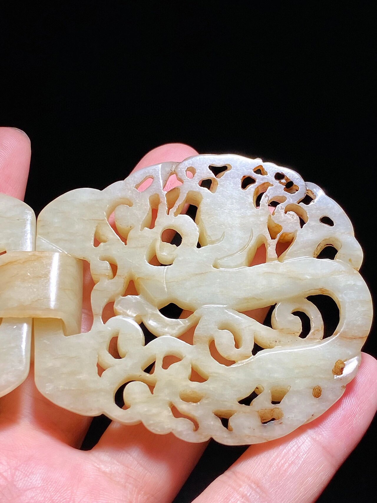 明 和田玉籽料 白玉沁色 螭龙纹 带扣 带饰