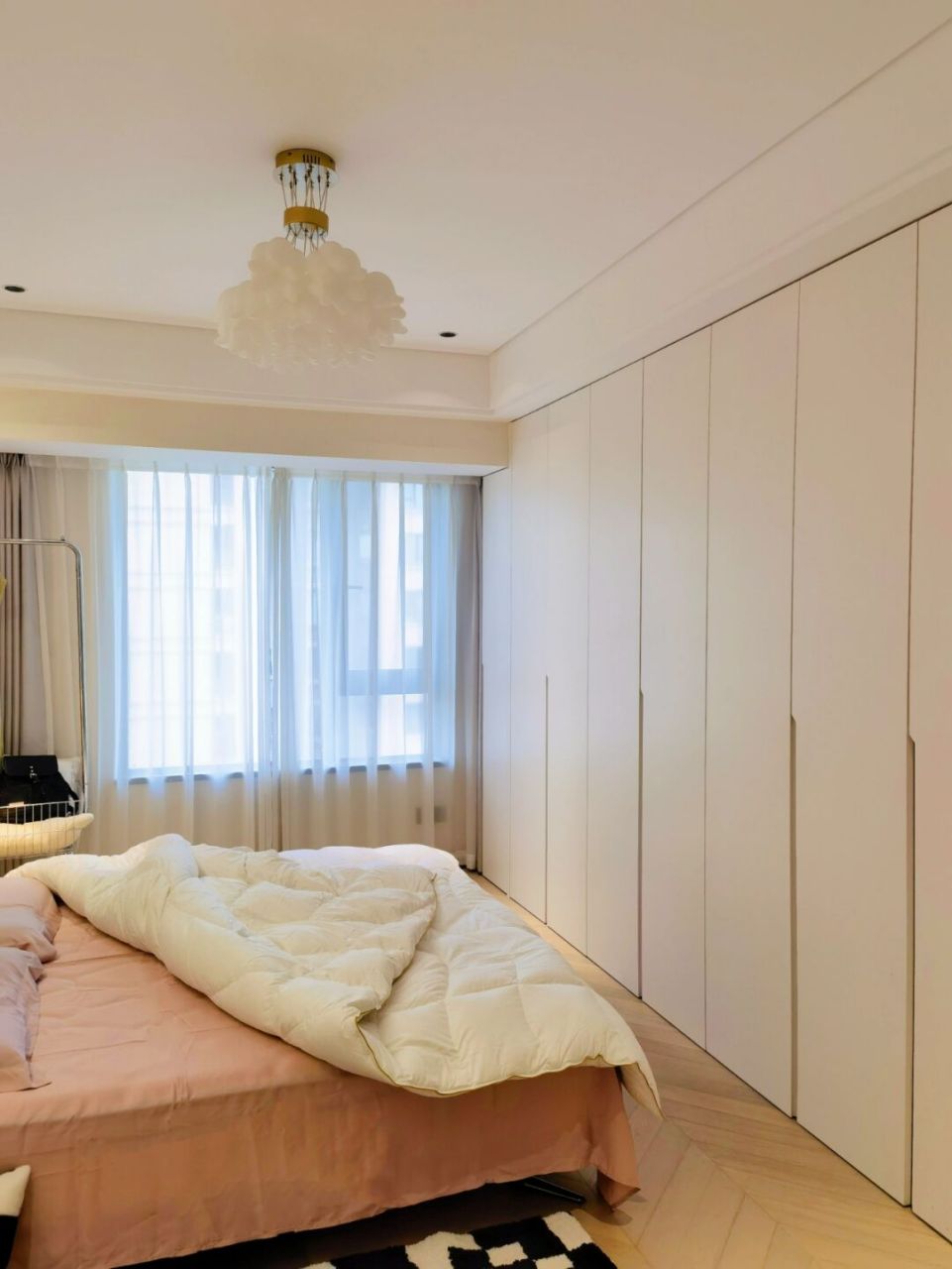 主卧|我愿称之为床尾衣柜的天花板 主卧整墙衣柜一直很受欢迎,衣柜千