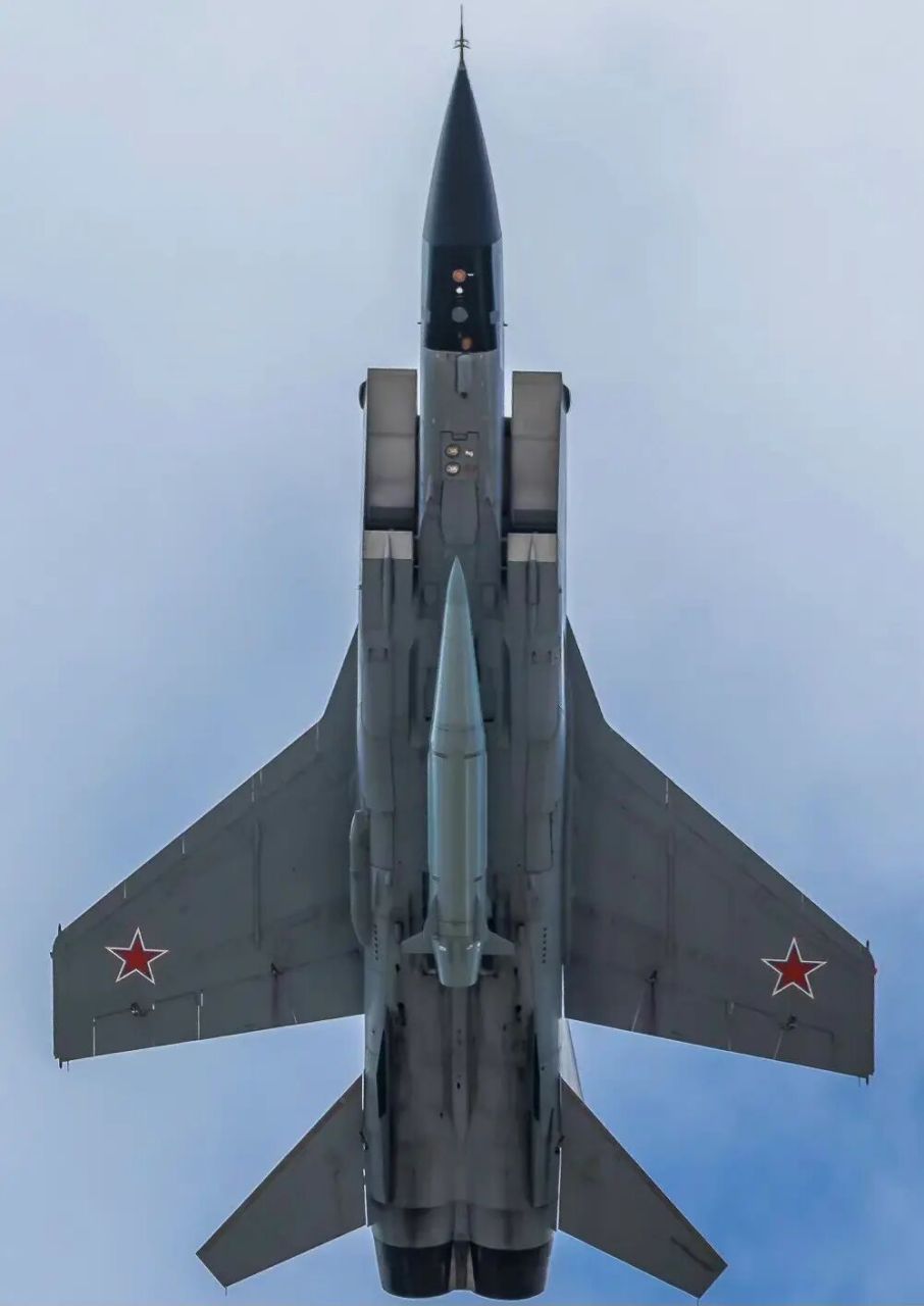 米格31机腹下的"匕首"超高音速导弹 "匕首"高超音速导弹,射程超过2000