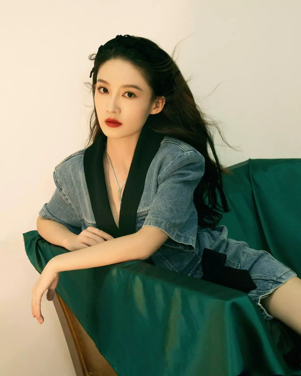 李沁# 牛仔裙写真,性感迷人!