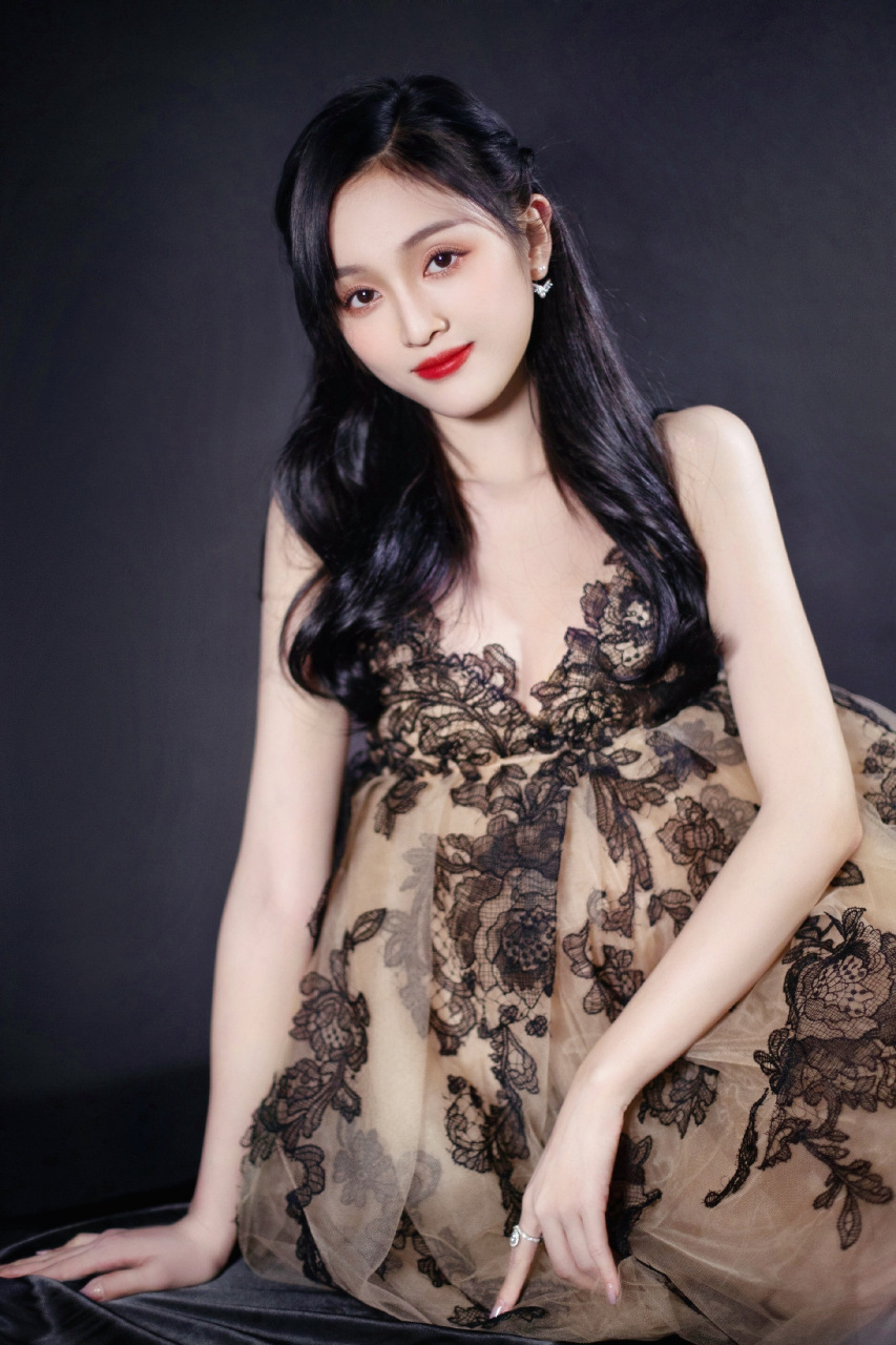 吴宣仪蕾丝绣花短裙美腿写真组图